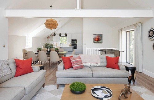 Holcombe Casa | Hill View House - Cookswood