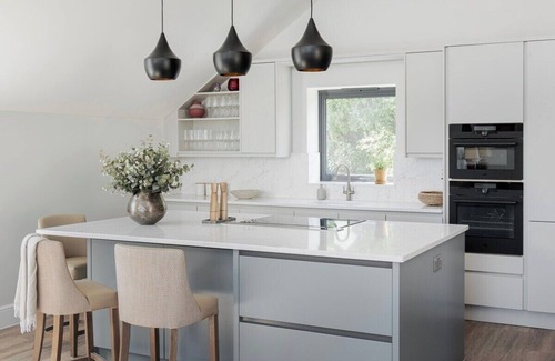 Holcombe Casa | Hill View House - Cookswood