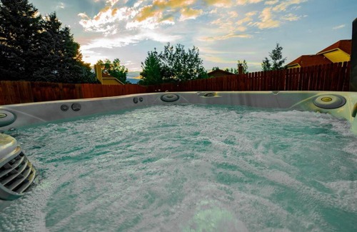 Northeast Colorado Springs Casa | Hillcrest Chalet - Spa - Firepit - Views - USAFA