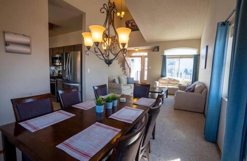 Northeast Colorado Springs Casa | Hillcrest Chalet - Spa - Firepit - Views - USAFA