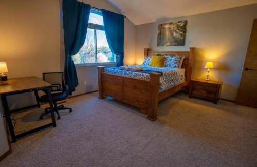Northeast Colorado Springs Casa | Hillcrest Chalet - Spa - Firepit - Views - USAFA