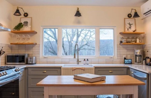 Hurley Casa | Hillcrest Cottage - Sunny & Stylish near Kingston