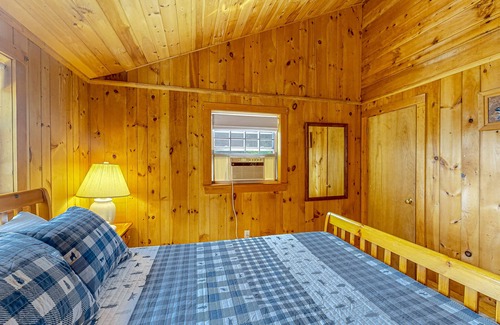 Moultonborough Casa | Hillcrest House in Moultonborough with lake view & kayaks - steps to beach
