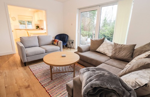 Cefn-mawr Cabaña | HILLCREST, pet friendly, with a garden in Chirk