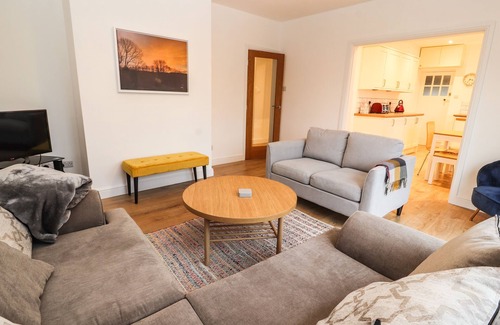 Cefn-mawr Cabaña | HILLCREST, pet friendly, with a garden in Chirk