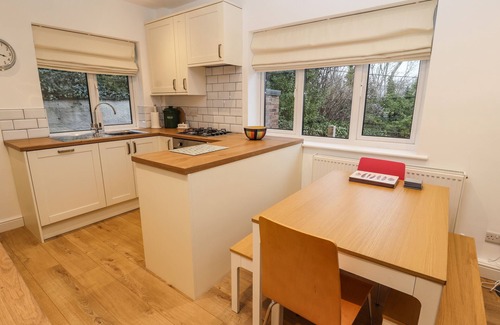 Cefn-mawr Cabaña | HILLCREST, pet friendly, with a garden in Chirk