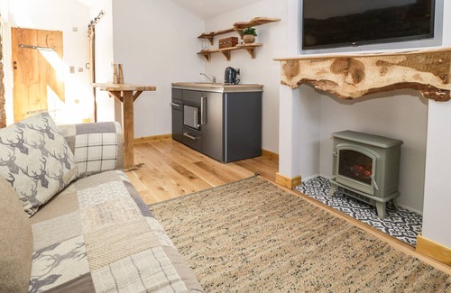 Burlescombe Cabaña | HILLFARROW HIDEAWAY, pet friendly, with a garden in Uffculme