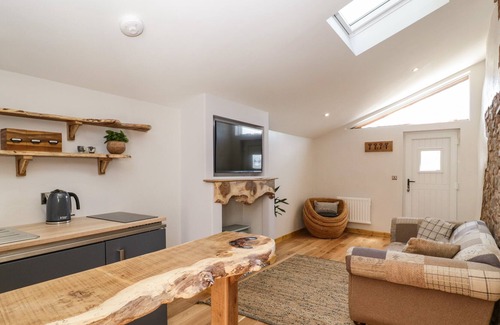 Burlescombe Cabaña | HILLFARROW HIDEAWAY, pet friendly, with a garden in Uffculme