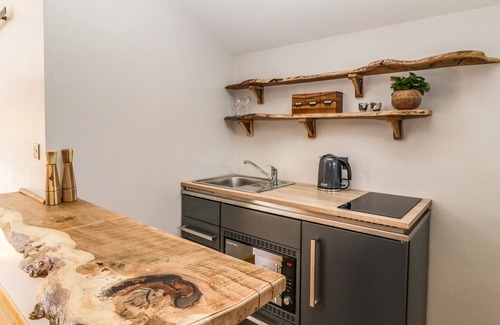 Burlescombe Cabaña | HILLFARROW HIDEAWAY, pet friendly, with a garden in Uffculme