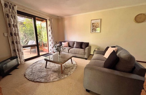 Mount Nasura Cabaña | Hills Gateway Retreat -Delightful cottage nestled in the hills south of Perth WA