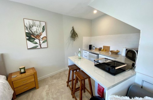 Kiama Apartamento | Hills View BnB Studio @ Kiama Heights,This place has a style all its own.
