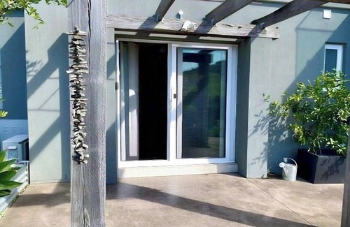 Kiama Apartamento | Hills View BnB Studio @ Kiama Heights,This place has a style all its own.