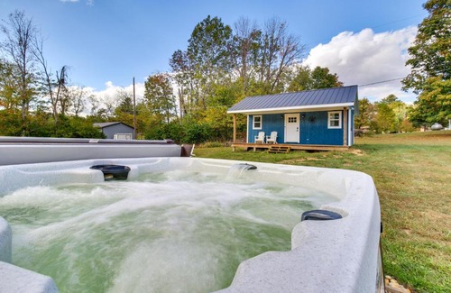 Hillsboro Casa | Hillsboro Hideaway with Private Hot Tub and Bunkhouse!