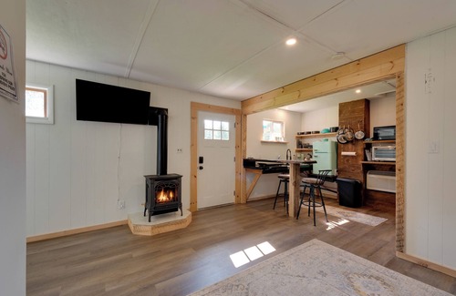 Hillsgrove Cabina | Hillsgrove Creekside Cabin: Close to Hiking