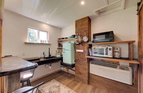Hillsgrove Cabina | Hillsgrove Creekside Cabin: Close to Hiking