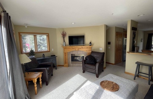 Sun Peaks Chalet De Esquí | Hillside 3 Level Ski In & Out 3 Bedroom, 3 Bath w/ Hot Tub & BBQ! License #1031