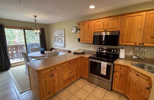 Sun Peaks Chalet De Esquí | Hillside 3 Level Ski In & Out 3 Bedroom, 3 Bath w/ Hot Tub & BBQ! License #1031