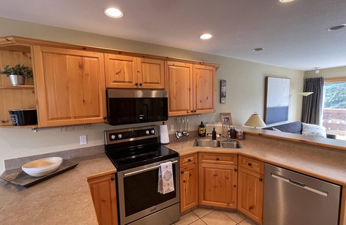 Sun Peaks Chalet De Esquí | Hillside 3 Level Ski In & Out 3 Bedroom, 3 Bath w/ Hot Tub & BBQ! License #1031