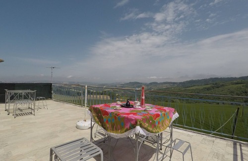 Monterubbiano Casa | Hillside apartment with sea view.