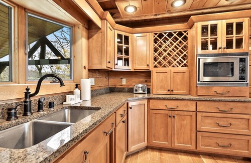 Shelbyville Cabina | Hillside Cabin w/ Slps 20+ 11BD 3BA Fireplace & Hot Tub