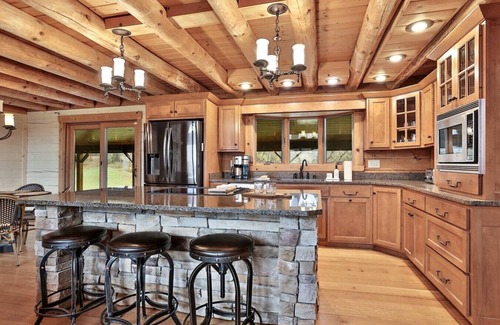 Shelbyville Cabina | Hillside Cabin w/ Slps 20+ 11BD 3BA Fireplace & Hot Tub
