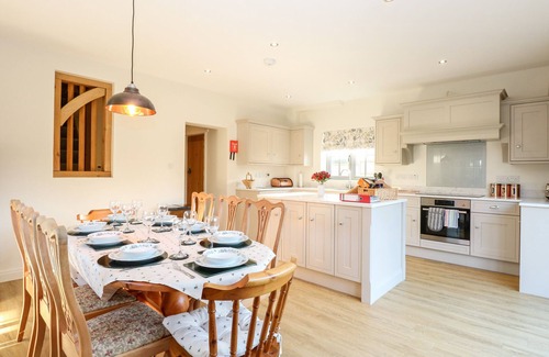 Beeston Cabaña | HILLSIDE COTTAGE, family friendly, with a garden in Necton