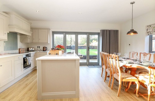 Beeston Cabaña | HILLSIDE COTTAGE, family friendly, with a garden in Necton
