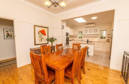 Bathurst Casa | Hillside Cottage Bathurst │ Comfy, Spacious, Walk to CBD & Stannies