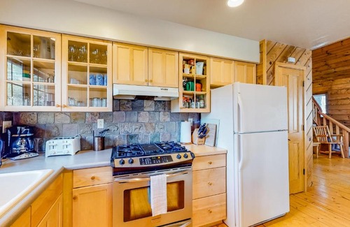 Serene Lakes Casa | Hillside Creek Cabin