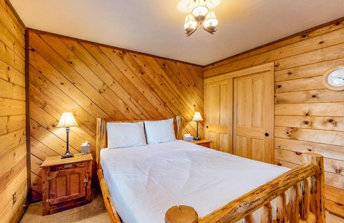 Serene Lakes Casa | Hillside Creek Cabin
