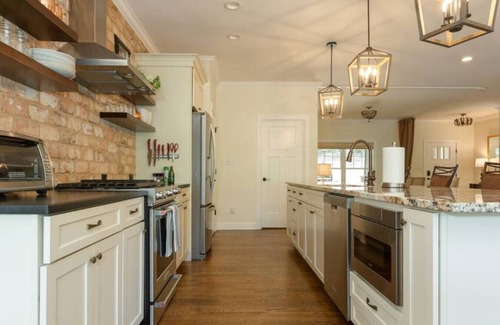 Fairview Cabaña | Hillside Haven | 3Bedroom Retreat Sleeps 8
