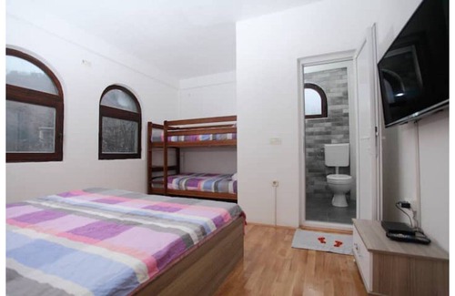 Dolna Matka Apartamento | Hillside Haven- Kulla East