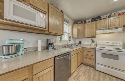 Ruidoso Cabaña | Hillside Haven w/ Deck < 2 Miles to Dwtn Ruidoso!