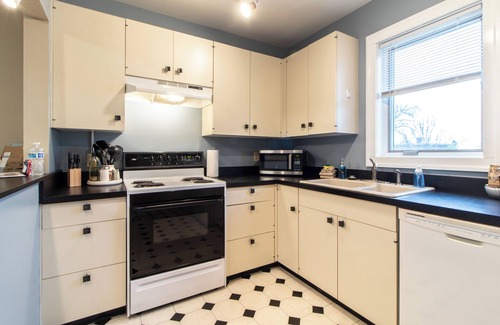 Endion Apartamento | Hillside Haven w/ Private Garage & Grill