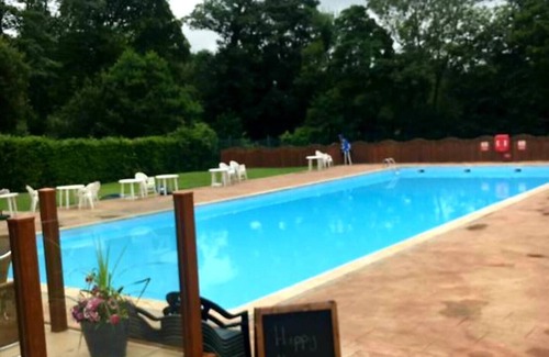 Bont Newydd Chalet De Esquí | Hillside Hideaway Chalet With Swimming Pool, Play Area, Fishing Lake