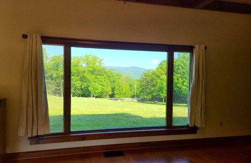 Sandwich Casa | Hillside home minutes to Center Sandwich and Moultonboro. Single floor living.