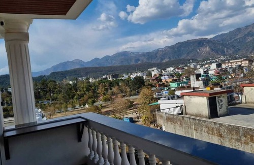 Bullawala Apartamento | Hillside nest 2 BHK apartment with a hill and mussoorie view.