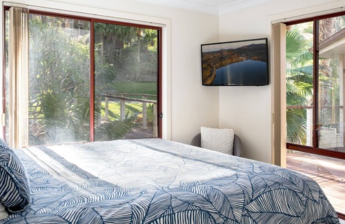 Elizabeth Beach Casa | Hillside Parade