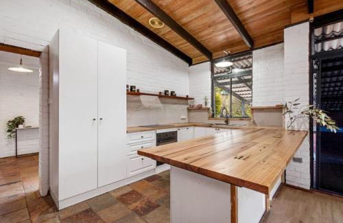 Helena Valley Casa | Hillside Retreat- Your Tranquil Home Away
