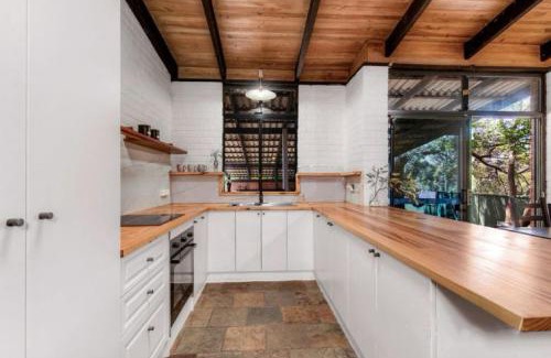 Helena Valley Casa | Hillside Retreat- Your Tranquil Home Away