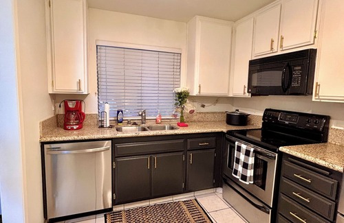 Monterey Hills Condominio | Hillside + View+ First Level + Pool + Remodeled! Close to USC Keck & Attractions