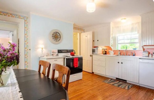 Waldoboro Apartamento | Hilltop 5BR Retreat, 3 showers, BBQ, Fire Pit, Decks & Space to Gather
