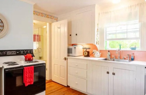 Waldoboro Apartamento | Hilltop 5BR Retreat, 3 showers, BBQ, Fire Pit, Decks & Space to Gather