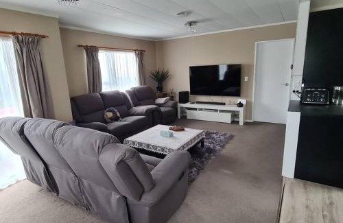 Porirua Casa | Hilltop Blue Sky House