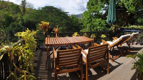 Coron Town Proper Chalet De Esquí | Hilltop chalet, with AC, private bathroom, kitchen & balcony with views