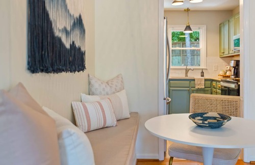 Northwest Raleigh Casa | Hilltop cottage - Midtown Raleigh - pet friendly