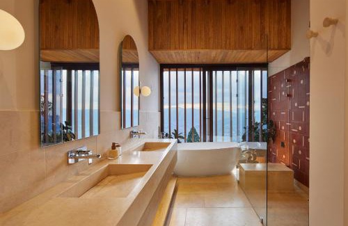 Medellin Villa | Hilltop Enchanting Villa with Stunning Views & Jacuzzi