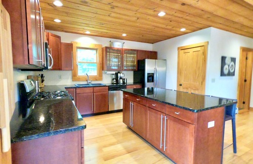 Hensonville Chalet De Esquí | Hilltop Family Escape - 5BR 5BA - Hot Tub & Mountain Views - 4 min. to slopes