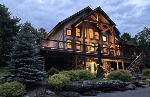 Hensonville Chalet De Esquí | Hilltop Family Escape - 5BR 5BA - Hot Tub & Mountain Views - 4 min. to slopes