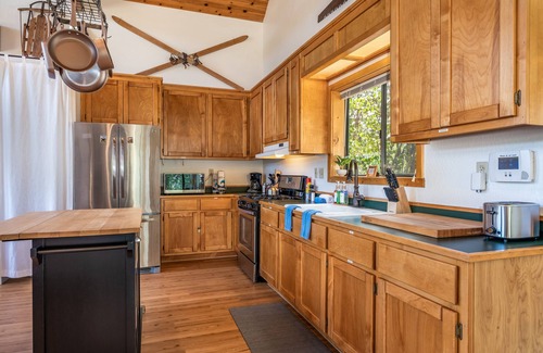 Yosemite Forks Casa | Hilltop Haven- Bright and Modern Cabin w/ hot tub and stunning views!